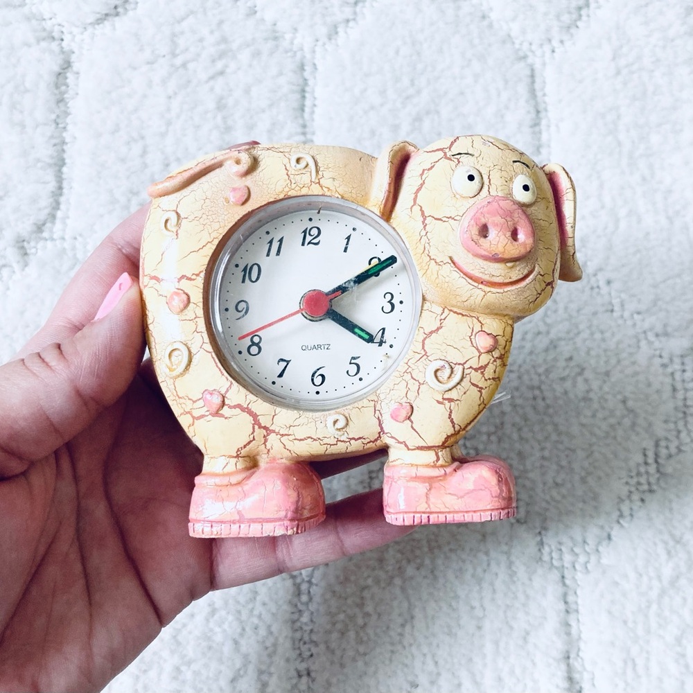 Adorable Kitschy pink piggy pig table clock mini desk clock trinket resin